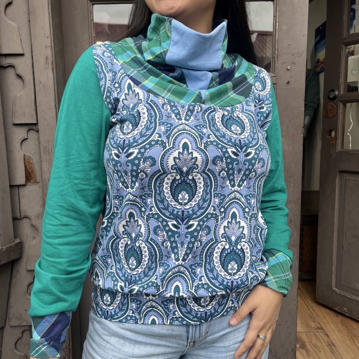 Poleron Santa cuello triangulo celeste turquesa2