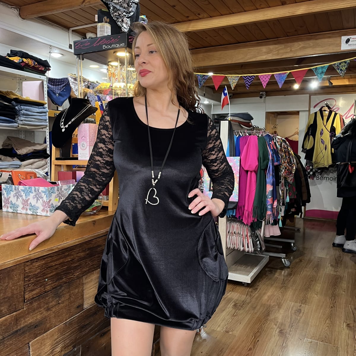Vestido globo velvet negro encaje mangas4
