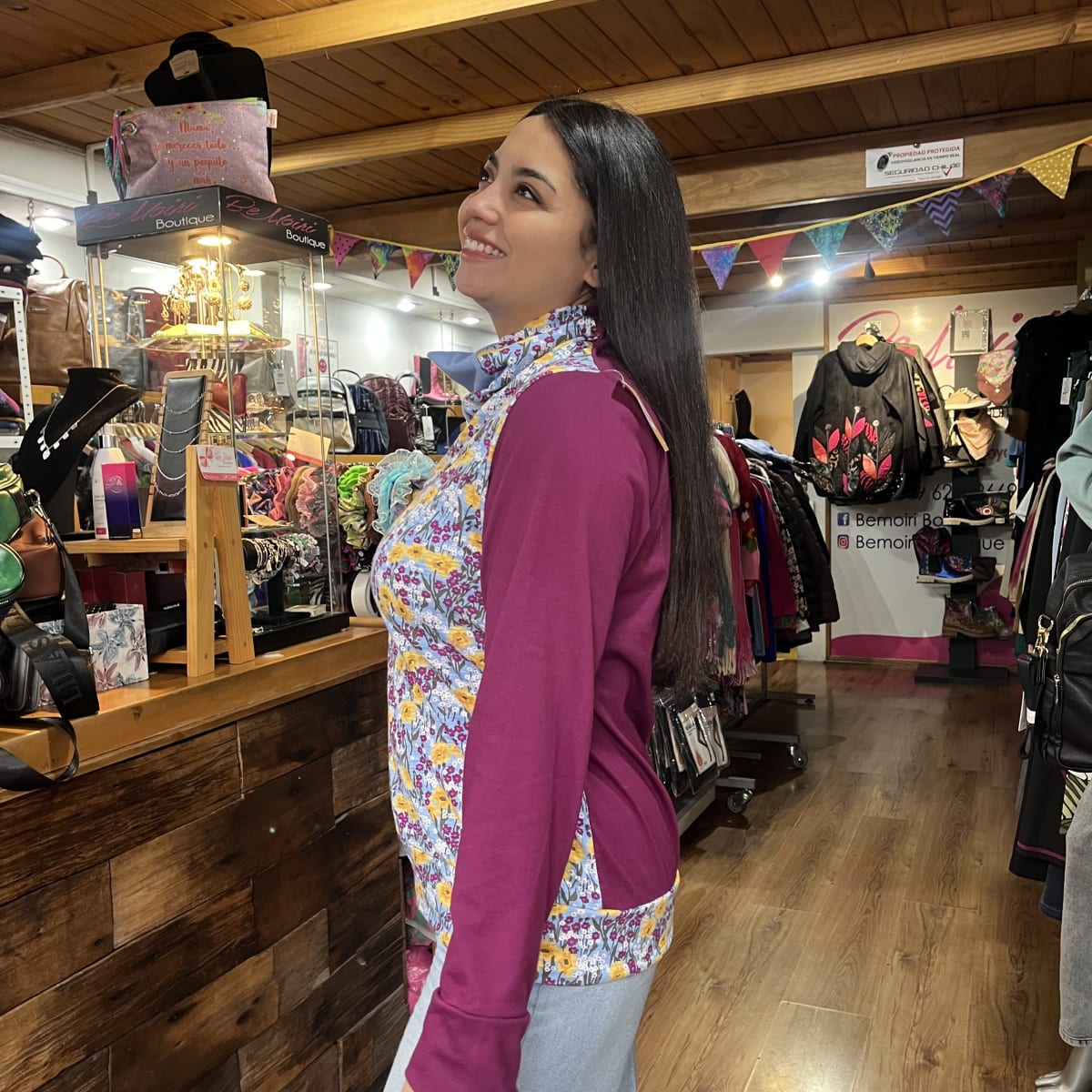 Poleron Santa cuello triangulo celeste magenta3