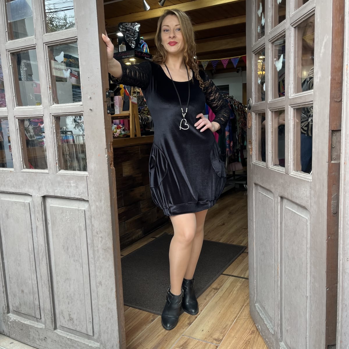 Vestido globo velvet negro encaje mangas2