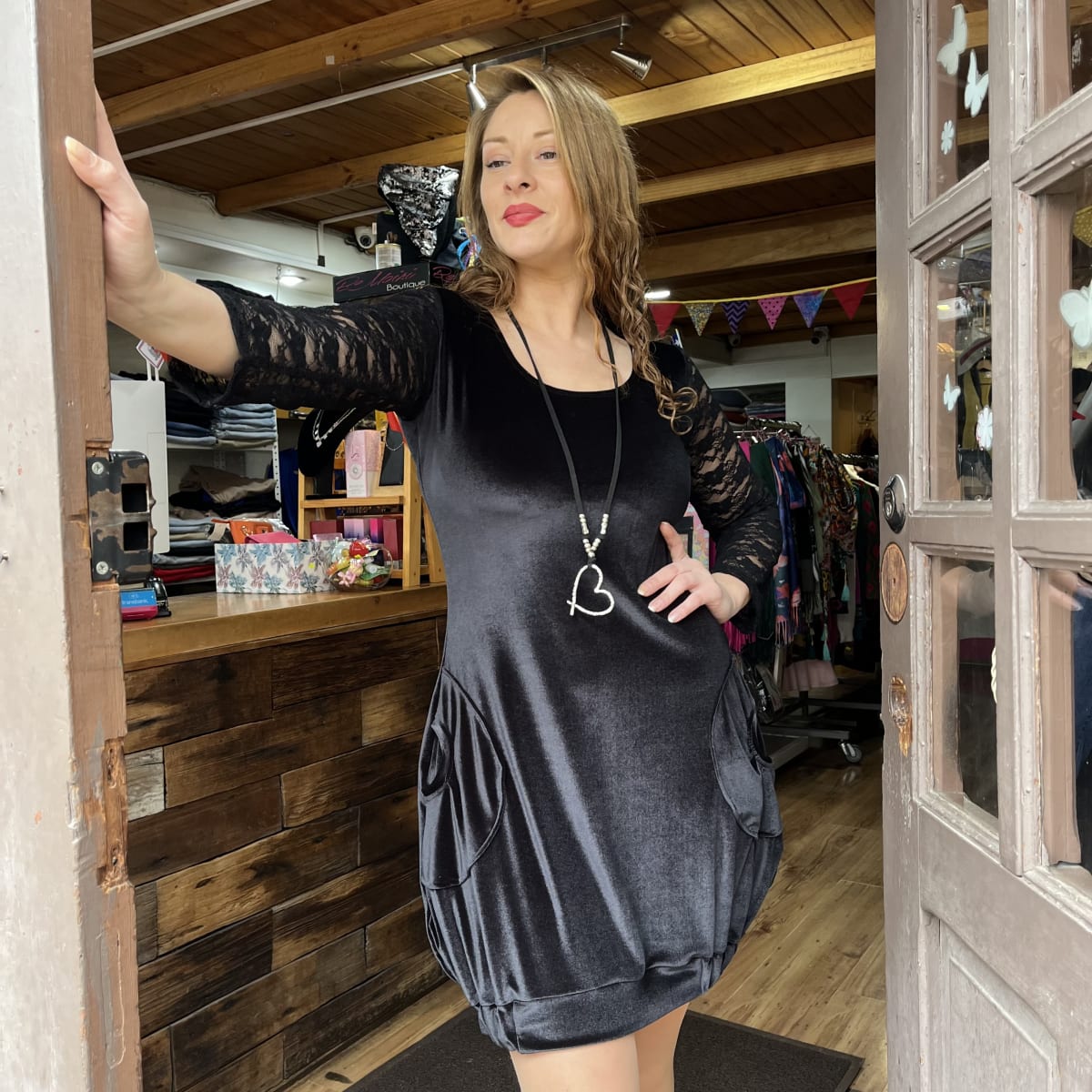 Vestido globo velvet negro encaje mangas1