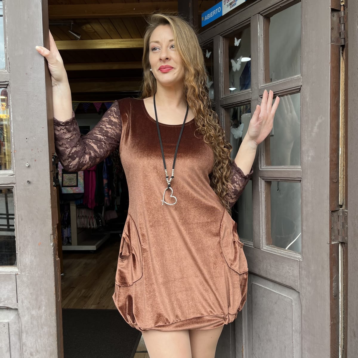 Vestido globo velvet chocolate encaje mangas2