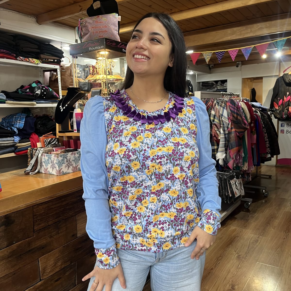 Polera Santa princesa flores amarillas celeste1