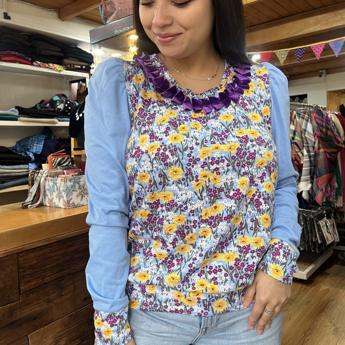 Polera Santa princesa flores amarillas celeste2