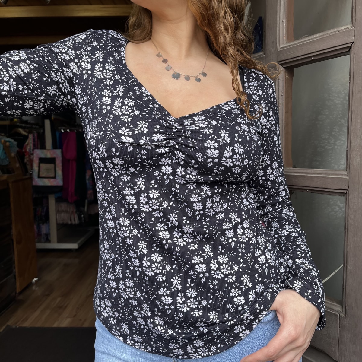Polera negro escote corazon florecitas blancas2