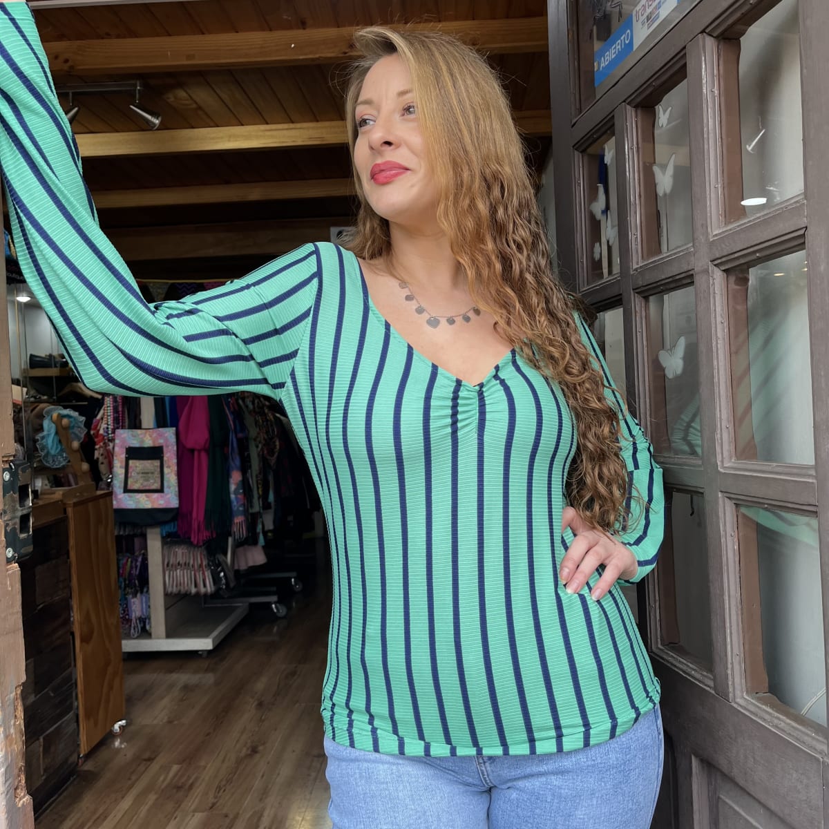 Polera verde escote corazon lineas1