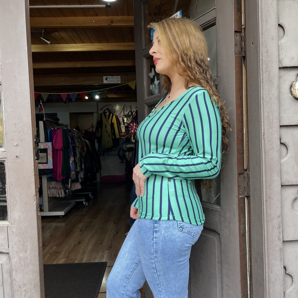 Polera verde escote corazon lineas2