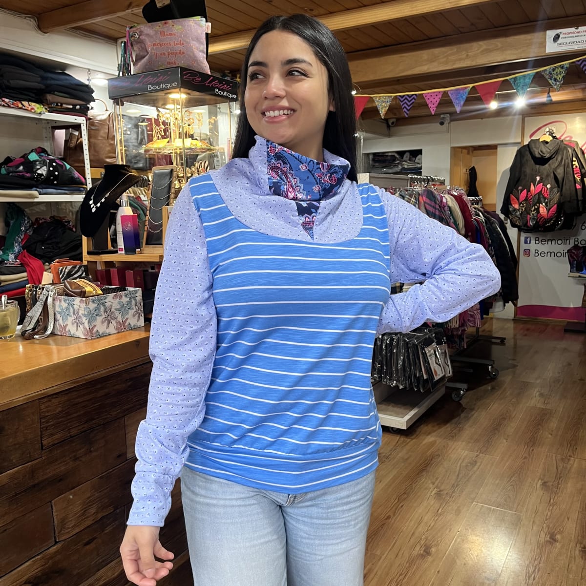 Poleron Santa cuello triangulo azul diseño paisley celeste  florecitas1
