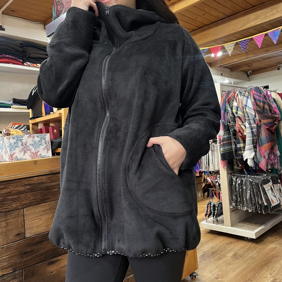 Chaqueta Ultravioleta Mila negro  exterior peluda diente de leon3