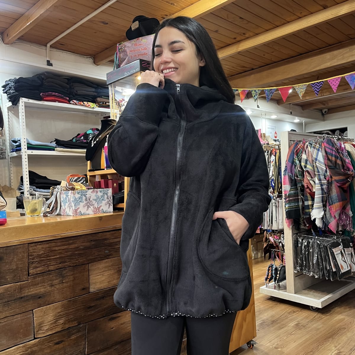 Chaqueta Ultravioleta Mila negro  exterior peluda diente de leon5