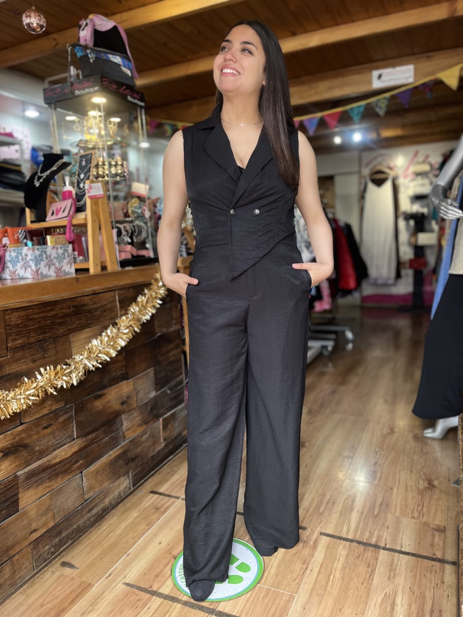 Enterito cruzado botones negro con bolsillos1