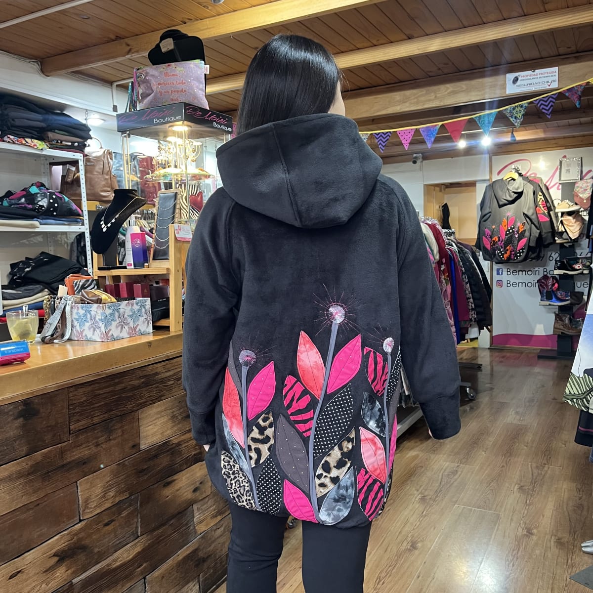 Chaqueta Ultravioleta Mila negro  exterior peluda diente de leon1