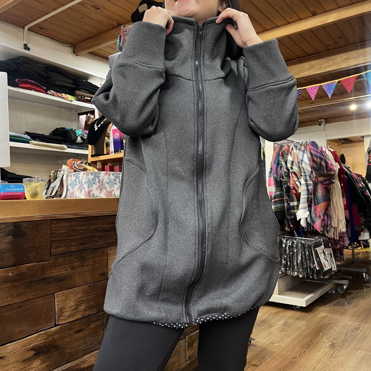 Chaqueta Ultravioleta Mila gris interior peluda diente de leon fucsia3