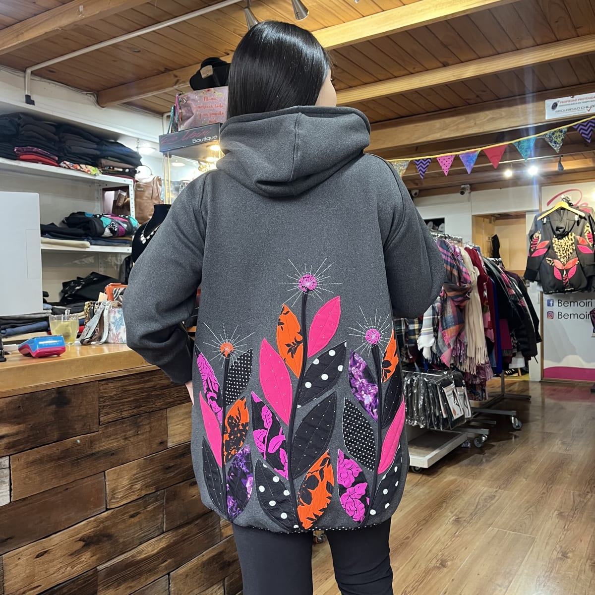 Chaqueta Ultravioleta Mila gris interior peluda diente de leon fucsia1