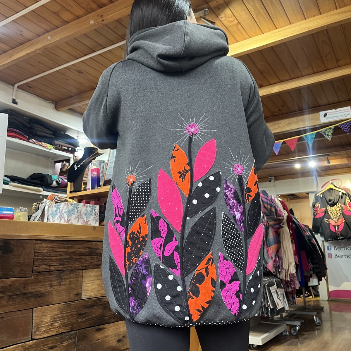 Chaqueta Ultravioleta Mila gris interior peluda diente de leon fucsia4