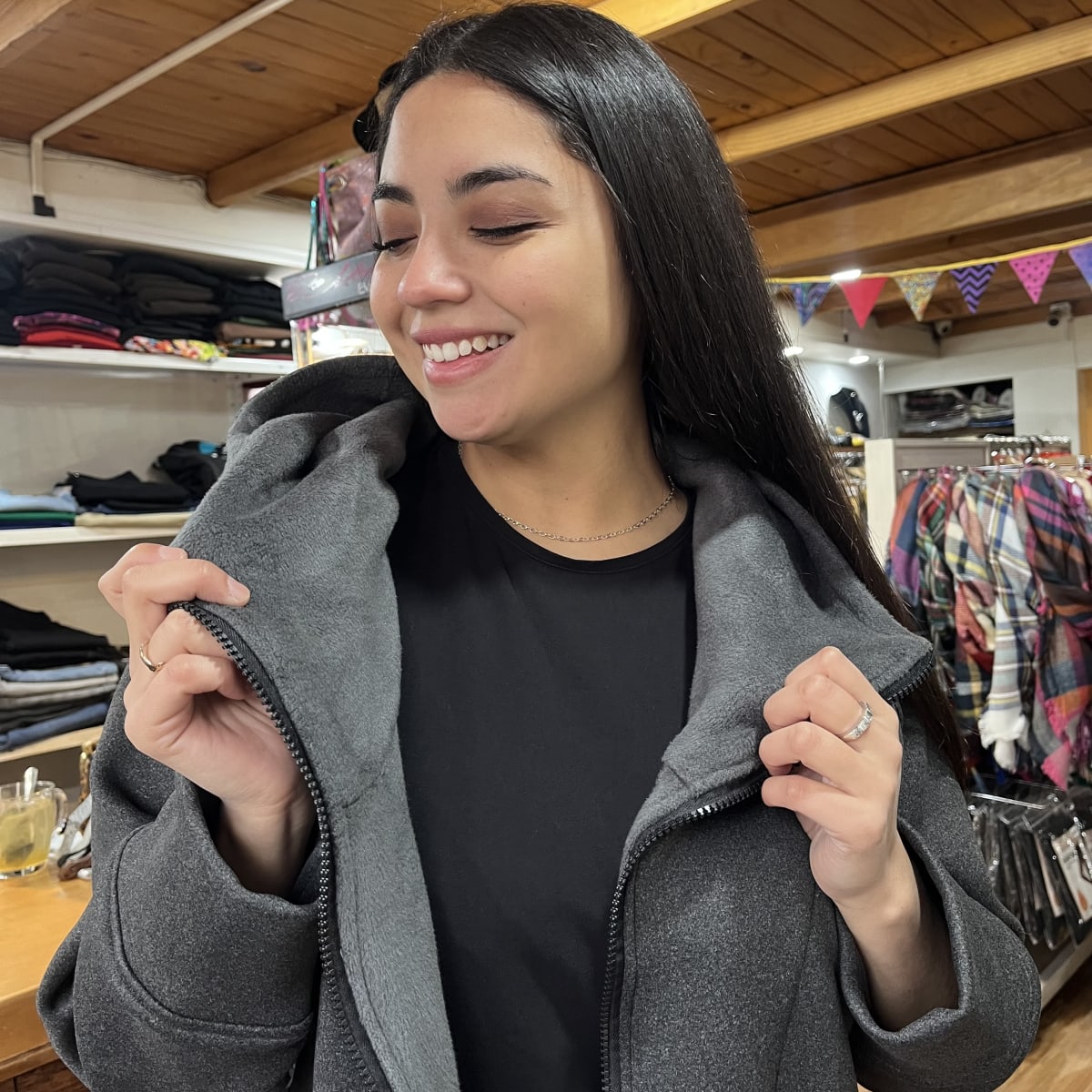 Chaqueta Ultravioleta Mila gris interior peluda diente de leon fucsia5