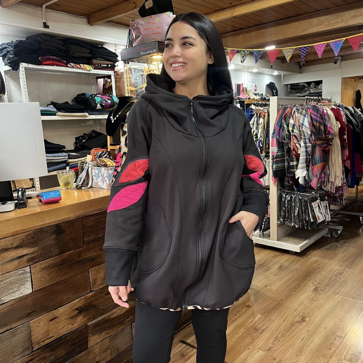 Chaqueta Ultravioleta Mila negro  interior peluda aplicacion mangas2