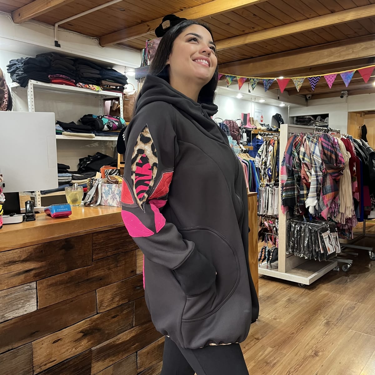Chaqueta Ultravioleta Mila negro  interior peluda aplicacion mangas3