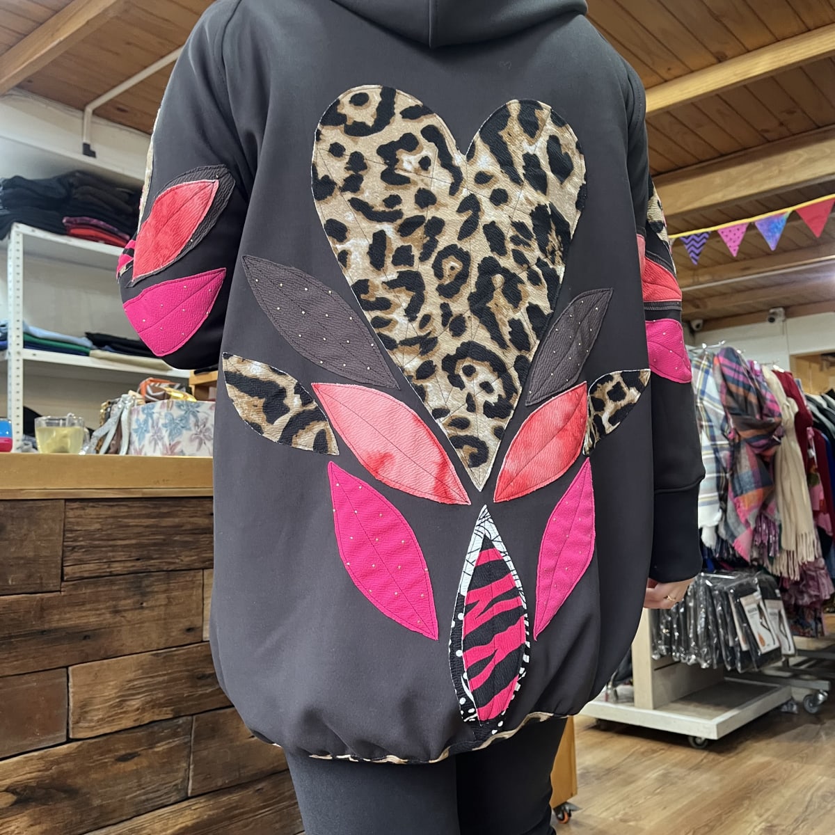 Chaqueta Ultravioleta Mila negro  interior peluda aplicacion mangas4