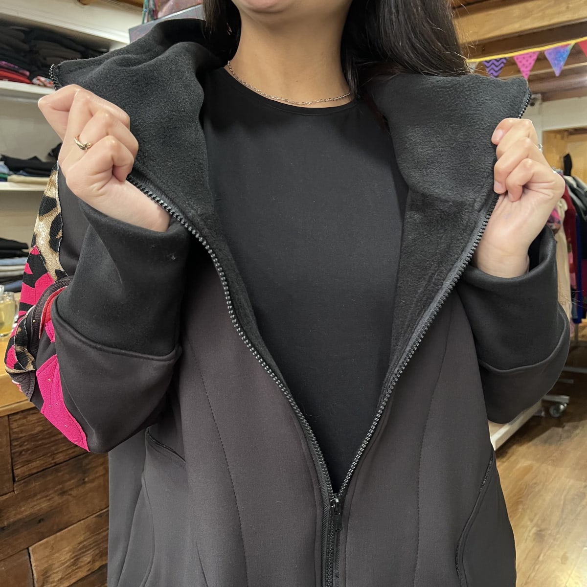 Chaqueta Ultravioleta Mila negro  interior peluda aplicacion mangas5
