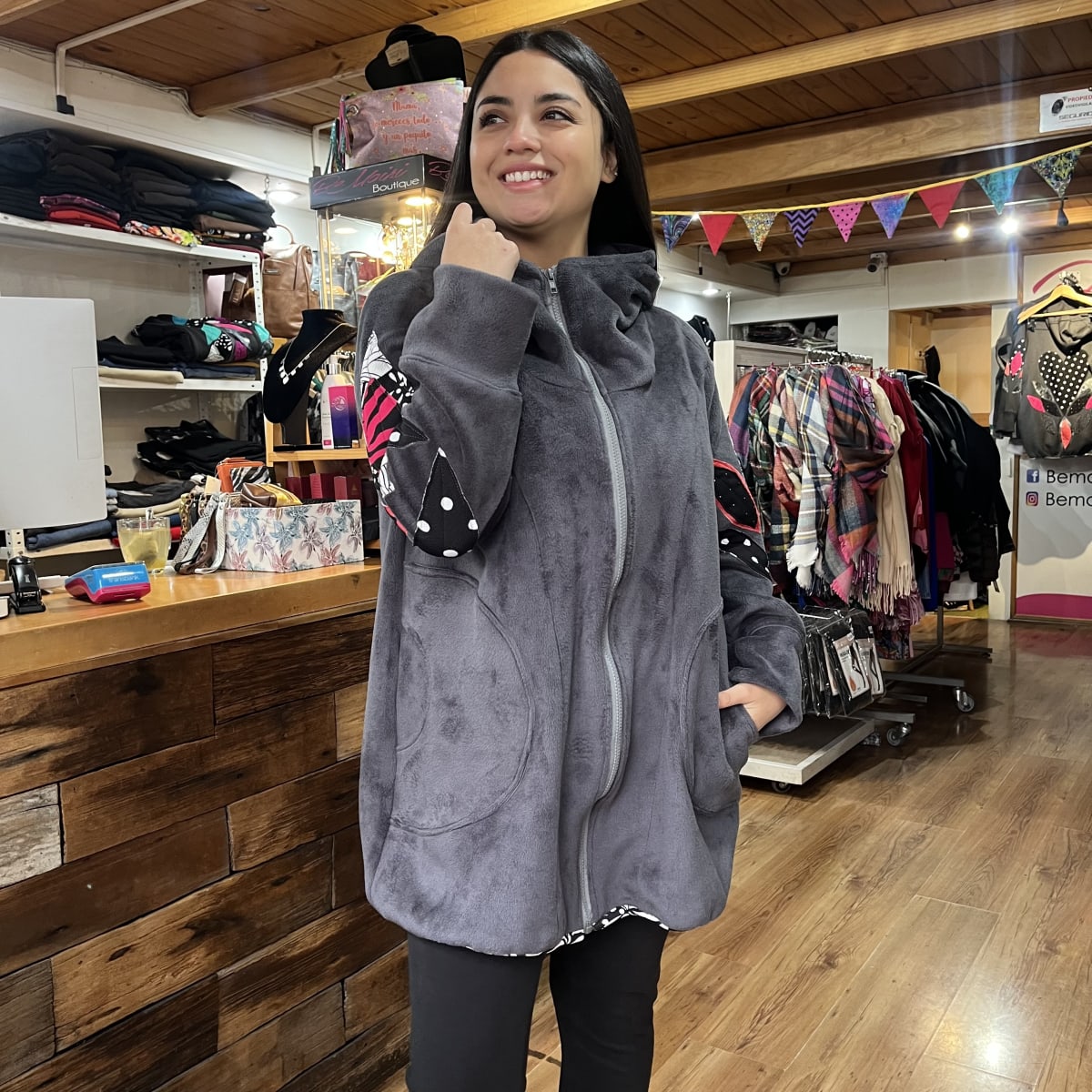 Chaqueta Ultraviolera Mila gris exterior peluda aplicacion mangas2