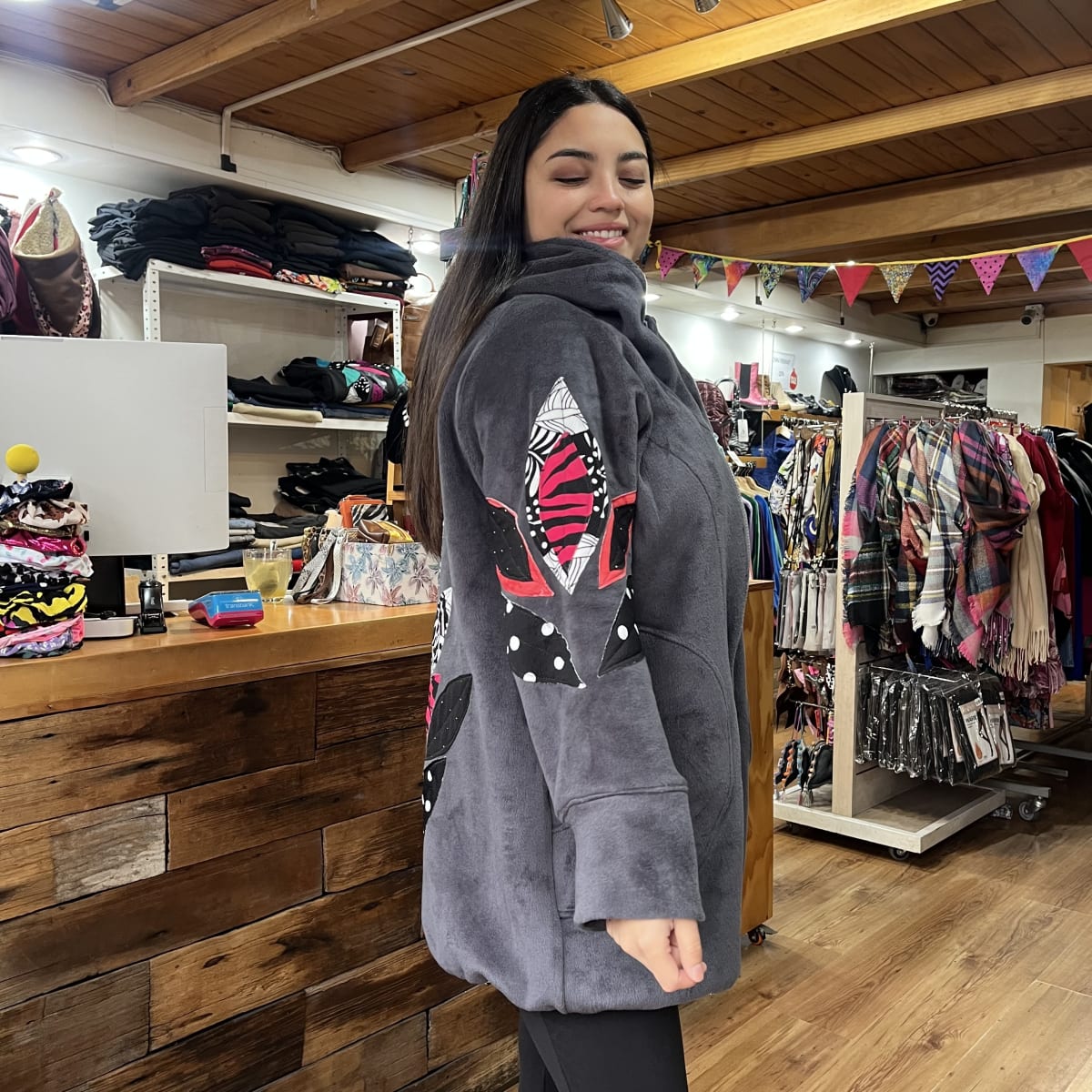 Chaqueta Ultraviolera Mila gris exterior peluda aplicacion mangas4