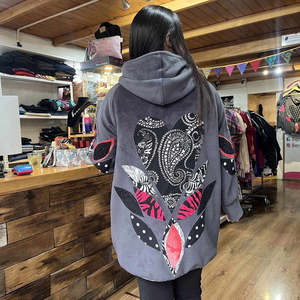 Chaqueta Ultraviolera Mila gris exterior peluda aplicacion mangas5
