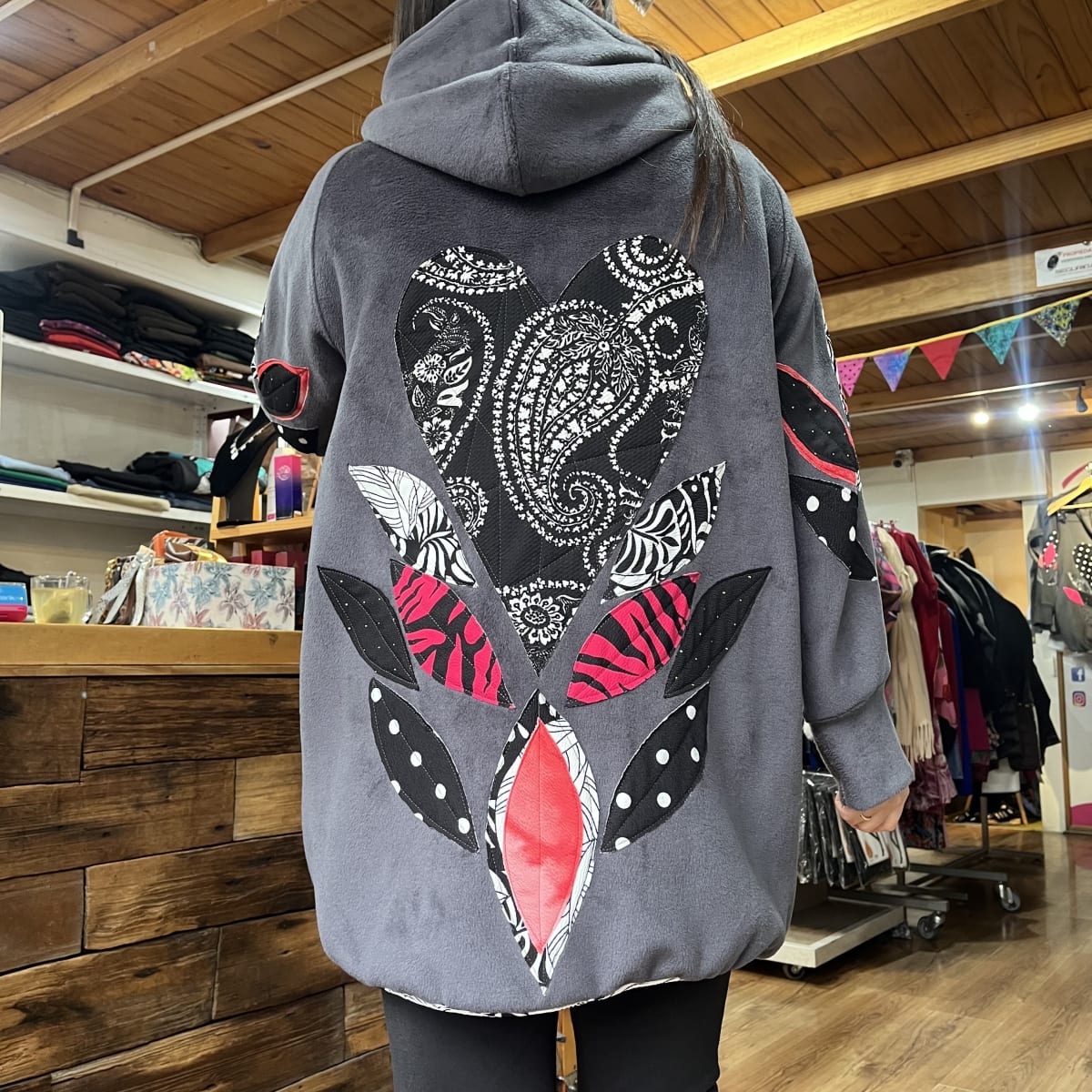Chaqueta Ultraviolera Mila gris exterior peluda aplicacion mangas1