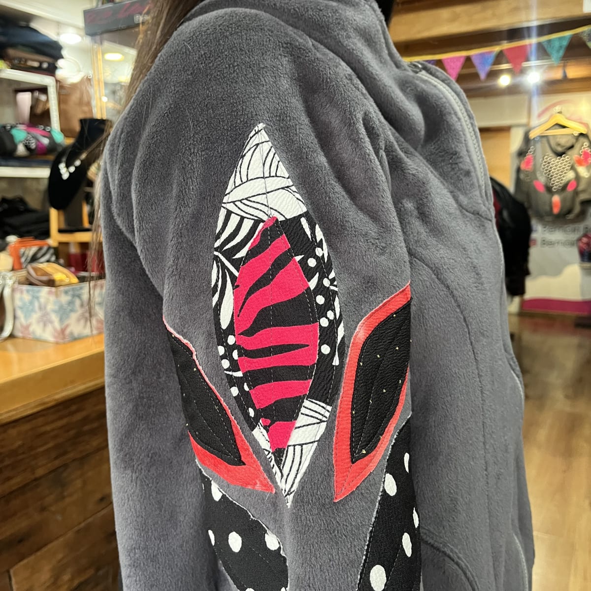 Chaqueta Ultraviolera Mila gris exterior peluda aplicacion mangas3