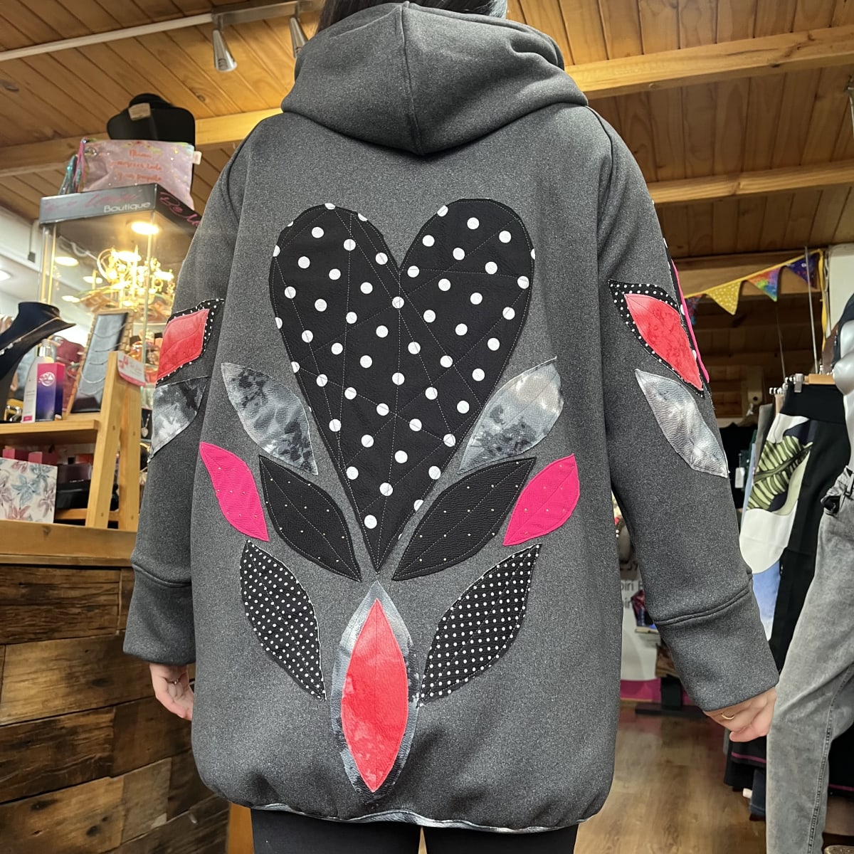 Chaqueta Ultravioleta Mila gris interior peluda aplicacion mangas4