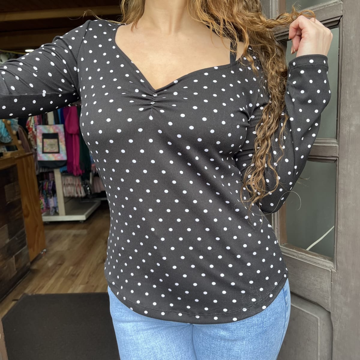Polera negro escote corazon puntitos blancos3