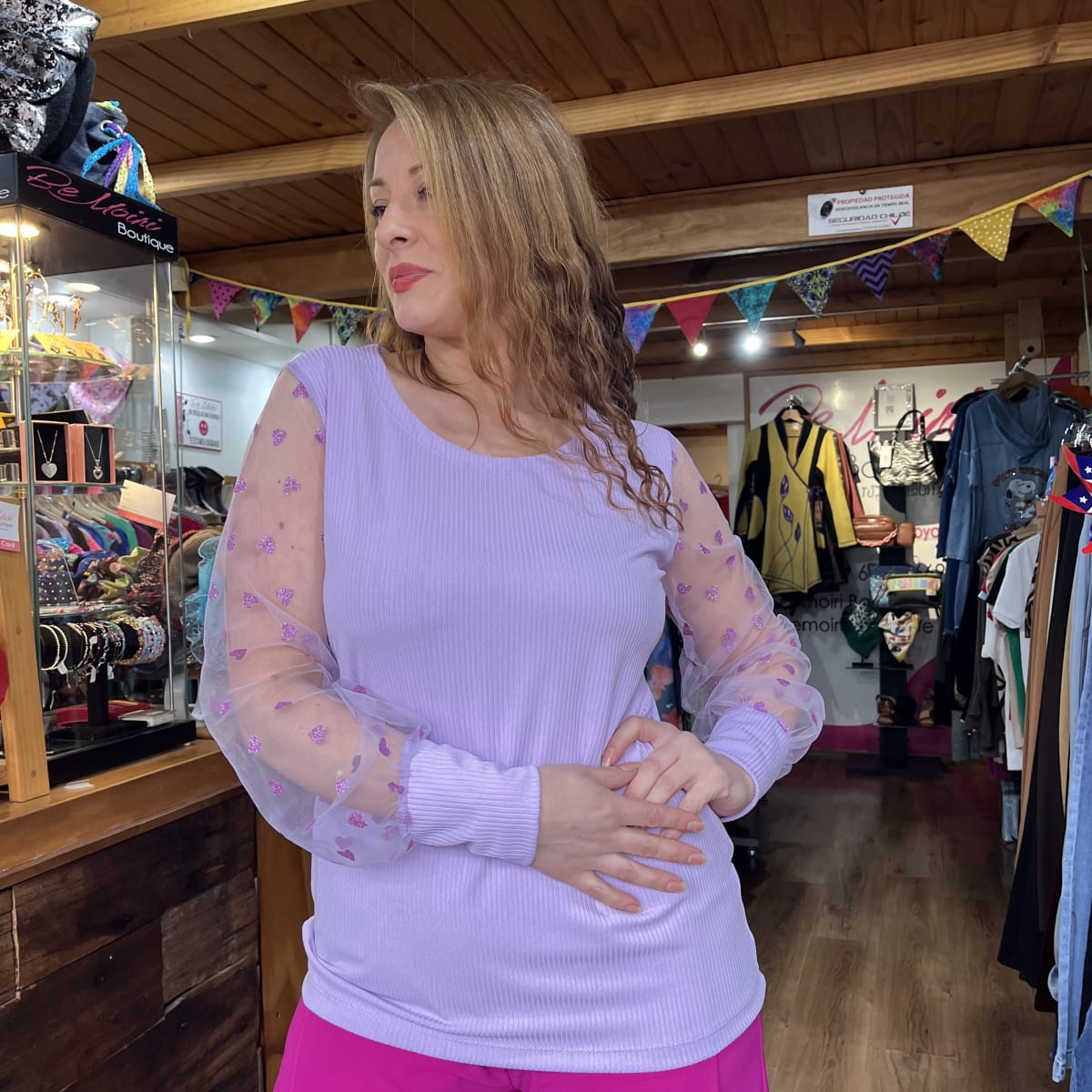 Polera mangas malla lila corazones1