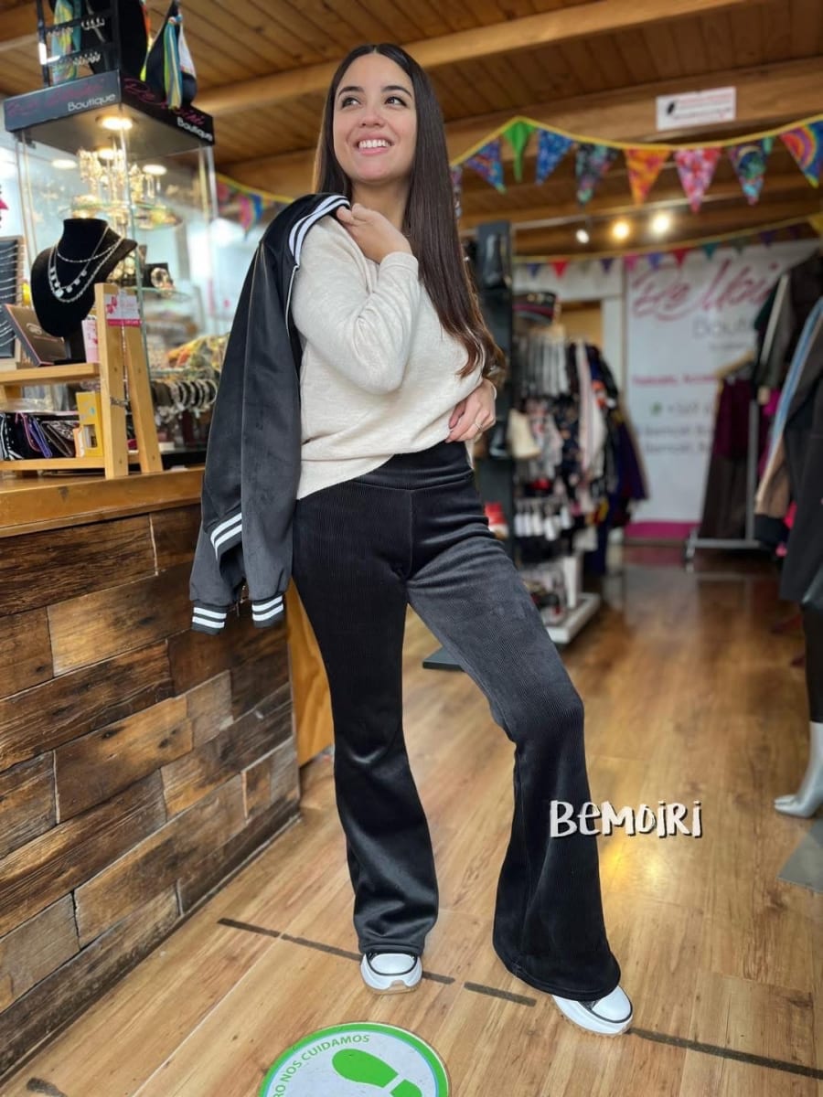 Pantalón Jennifer flare cotelé forrado negro alto invierno1