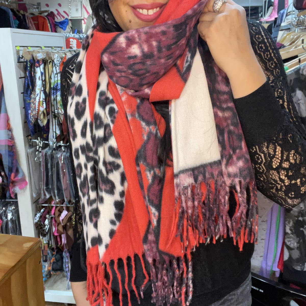 Bufanda cashmere rojo mix animal print1