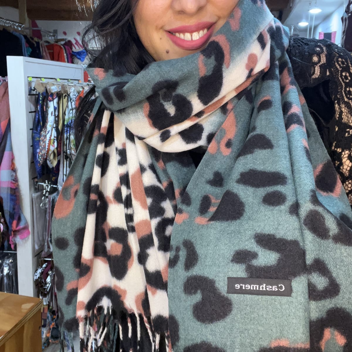 Bufanda cashmere verde blanco animal print1