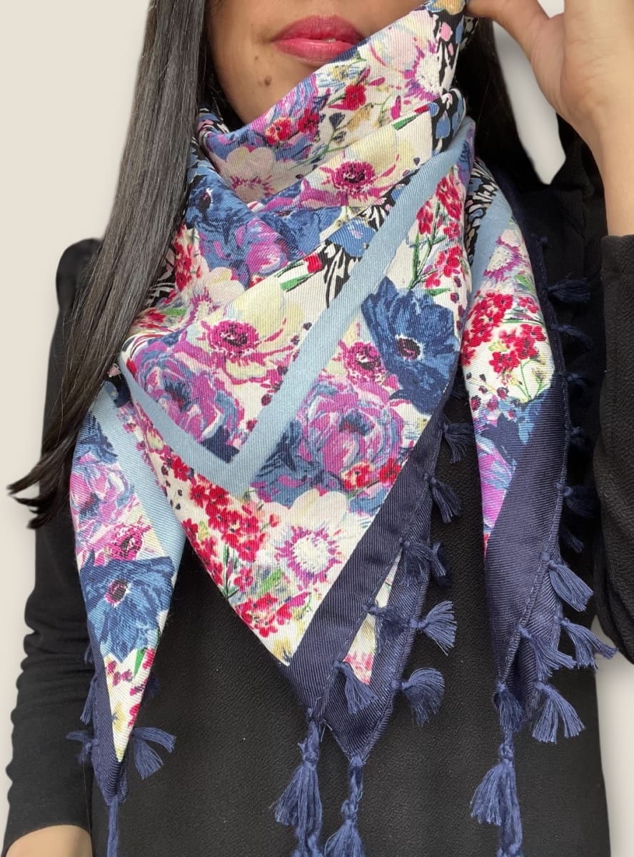 Pañuelo mini borlas 110*110 cms azul marino florecitas2