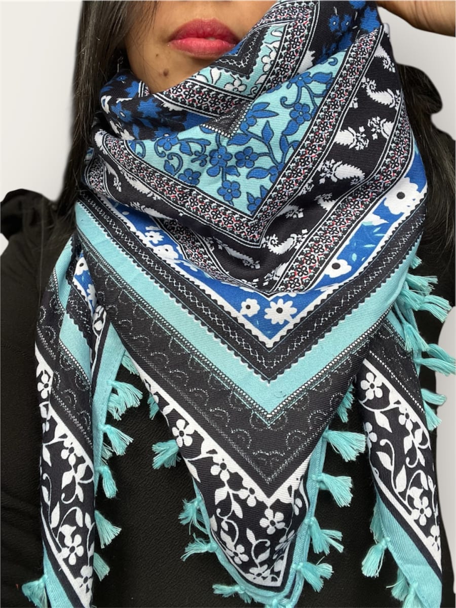 Pañuelo mini borlas 110*110 cms celeste florecitas2