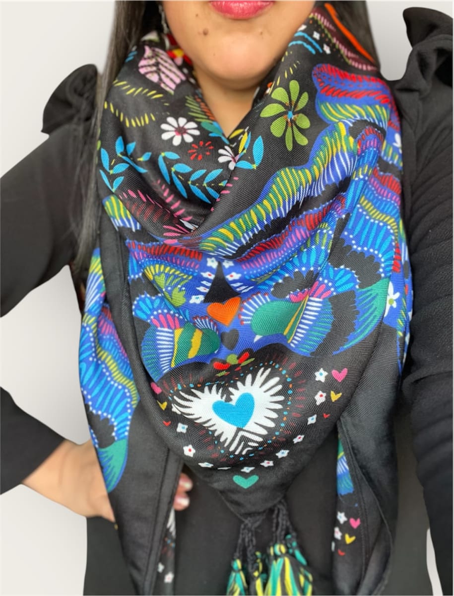 Pañuelo borlas 130*130 cms negro corazones multicolor1