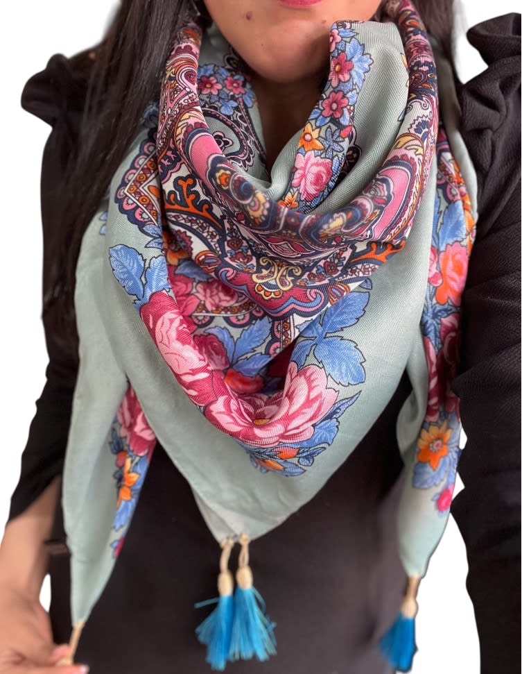 Pañuelo borlas 120* 120 cms verde menta floral3