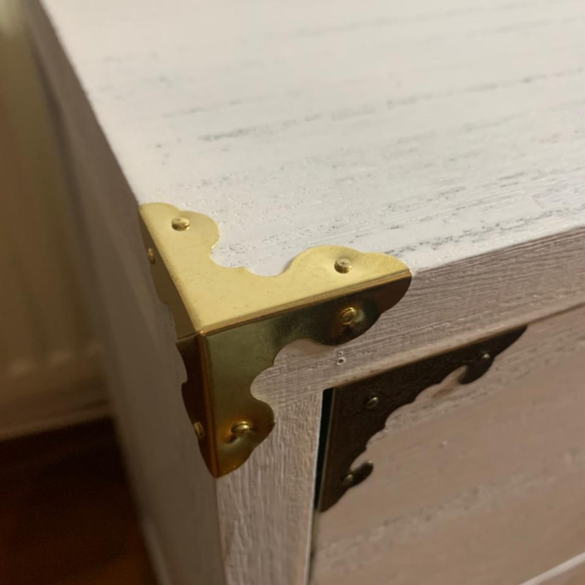 VELADOR DORMITORIO LUPE 3 CAJONES BLANCO RUSTICO6