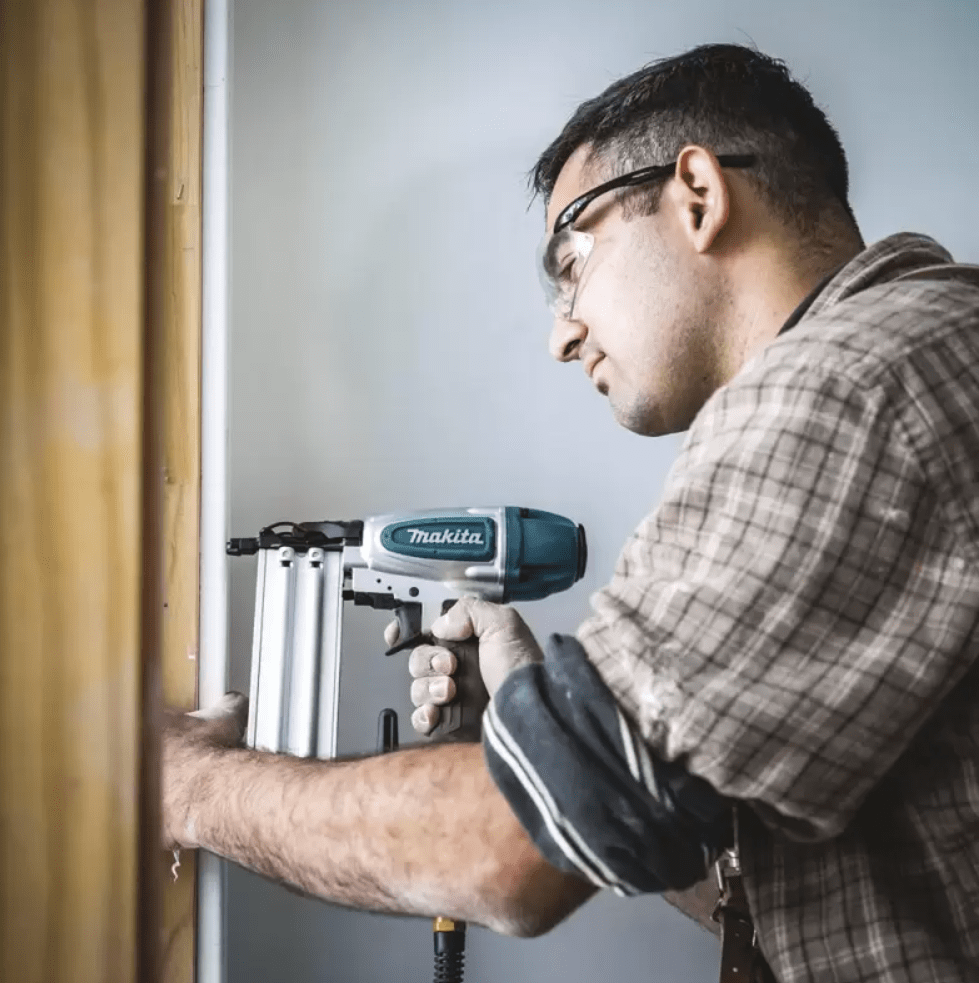 Clavadora Neumática 5/8'' 2'' Calibre 18 Makita AF5064