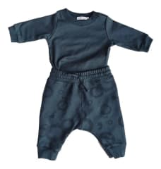 SET ROPA BEBÉ POLERA CON CODERAS NARANJAS Y PANTALÓN AZUL