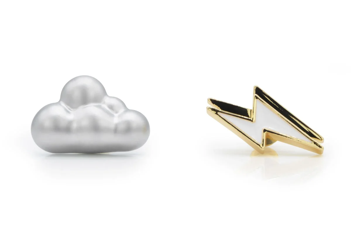 Metalmorphose® Set de 2 Pins - Nube y rayo1