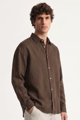 Camisa clásica de algodón manga larga hombre café1