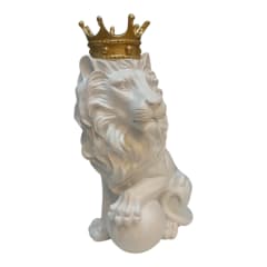 Rey León con corona