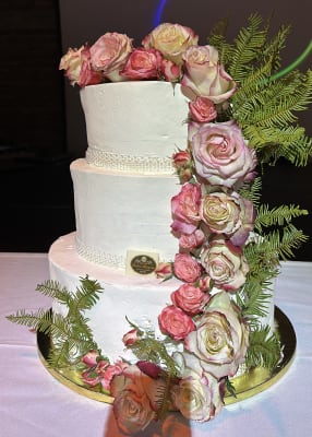 Torta Novios Temática Lisa & Rosas Rosadas con Crema