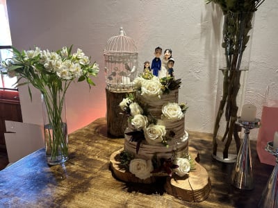 Torta Novios Temática Desnuda & Rosas Crema