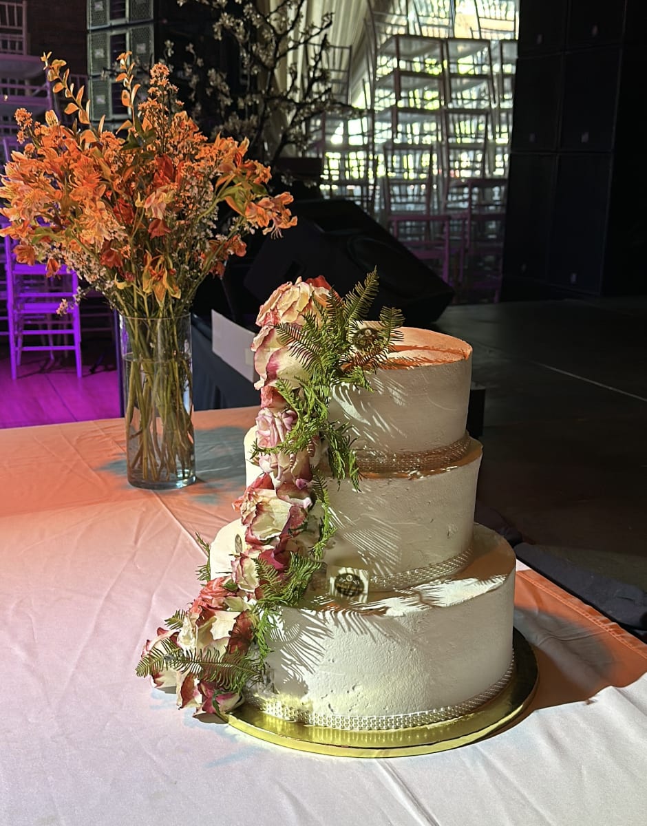 Torta Novios Temática Lisa & Rosas Rosadas con Crema2