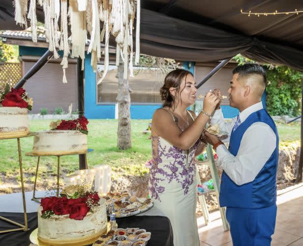 Torta Novios Temática Desnuda & Rosas Rojas2
