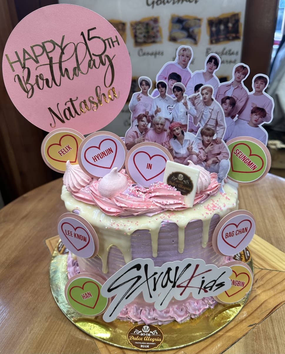 Torta Temática Stray Kids1